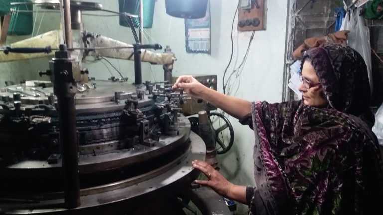 Clienta operando una máquina. Fuente: JWS Pakistan.